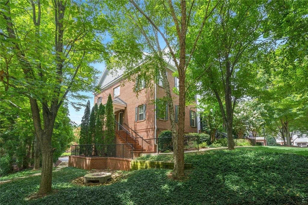 2 bedroom, 3 bathroom, 1,200 sq ft townhouse sold at 199 Le Gran Court 39, Sandy Springs, GA 30328