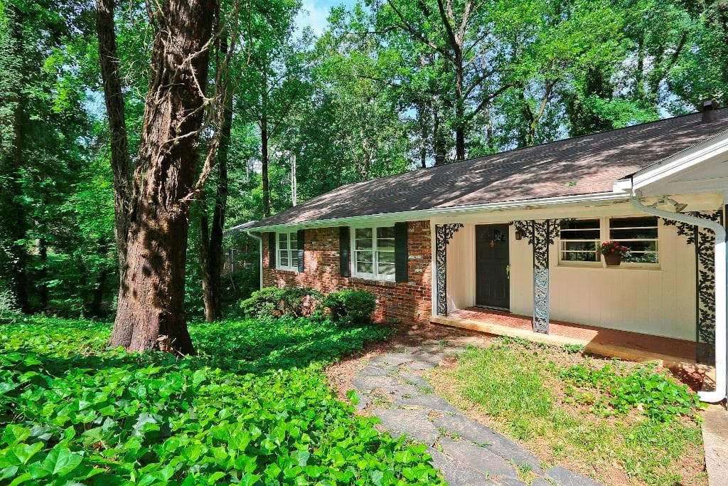 3 bedroom, 1,685 sq ft single family residence sold at 6670 Castleton Drive, Atlanta, GA 30328