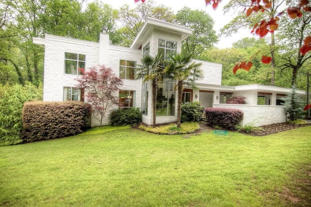 6 bedroom, 3,378 sq ft single family residence sold at 1960 Tall Tree Drive, Atlanta, GA 30324
