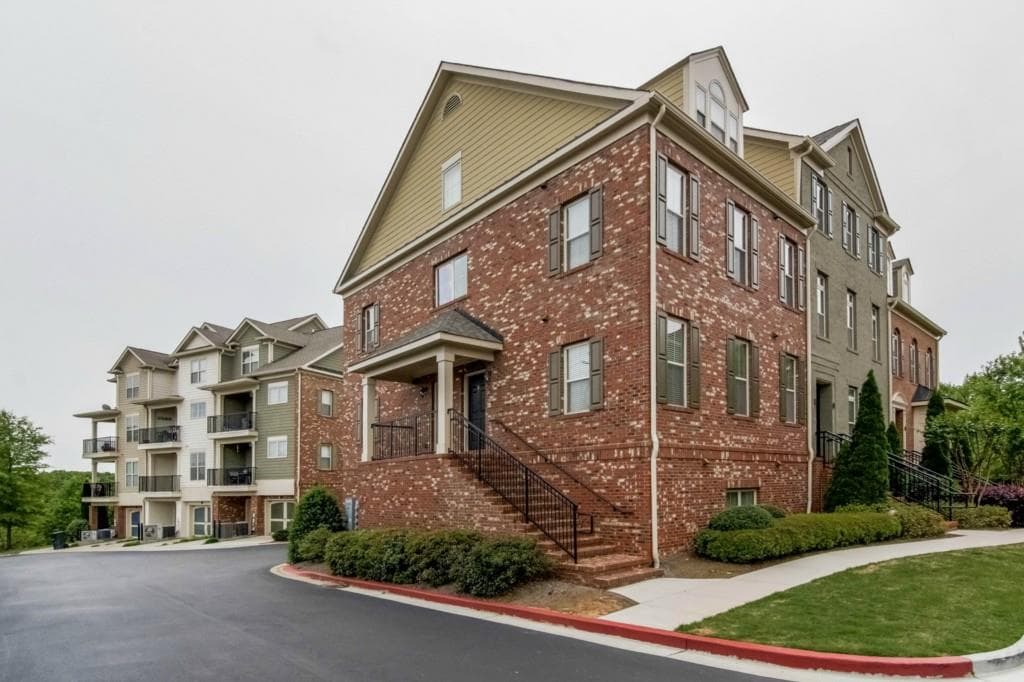 2 bedroom, 1,160 sq ft townhouse sold at 218 Le Gran View 27, Atlanta, GA 30328