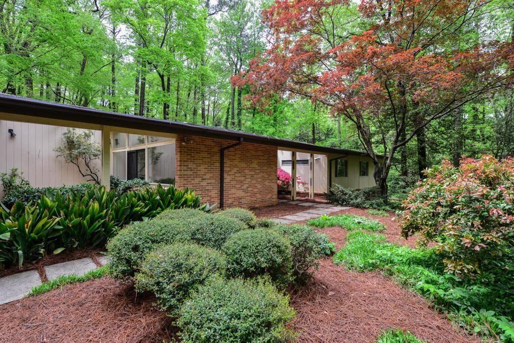 4 bedroom, 3,087 sq ft single family residence sold at 880 Somerset Drive, Atlanta, GA 30327