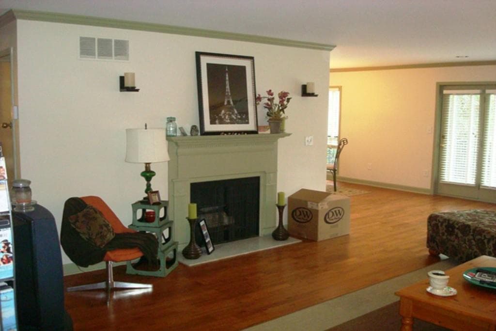 2 bedroom, 1,504 sq ft condominium sold at 3201 Lenox Road 13, Atlanta, GA 30324