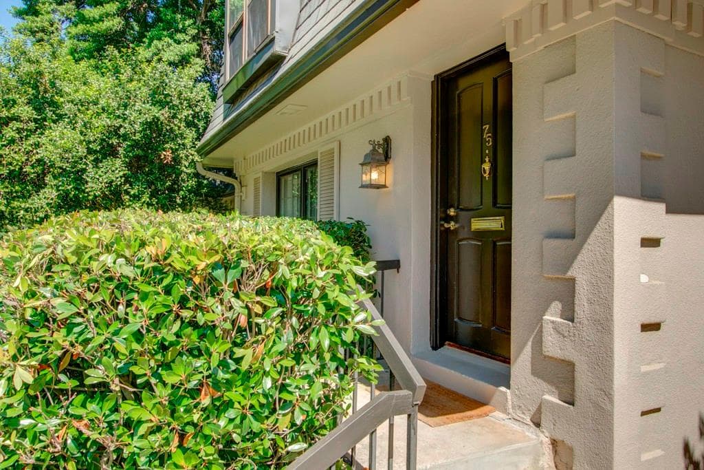 3 bedroom, 1,266 sq ft condominium sold at 75 Adrian Place, Atlanta, GA 30327