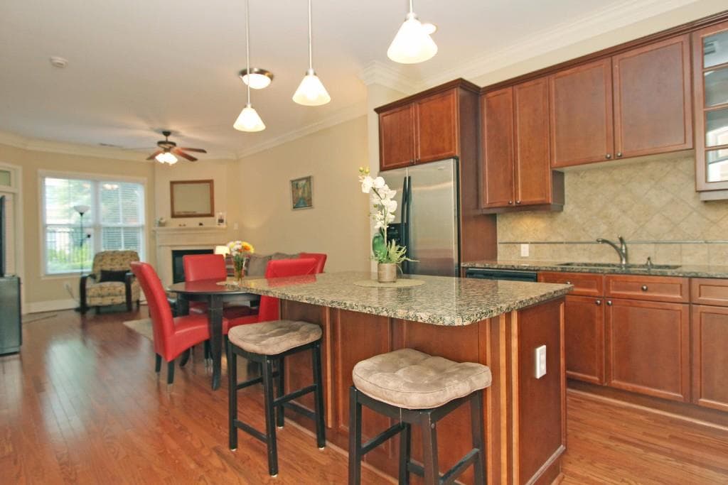 1 bedroom, 813 sq ft condominium sold at 11 Perimeter Center 1019, Atlanta, GA 30346