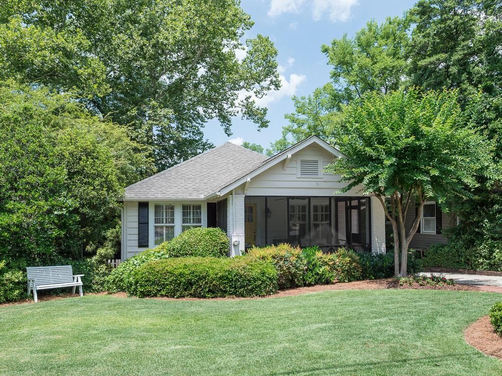 3 bedroom, 1,386 sq ft single family residence sold at 2220 Fairhaven Circle, Atlanta, GA 30305