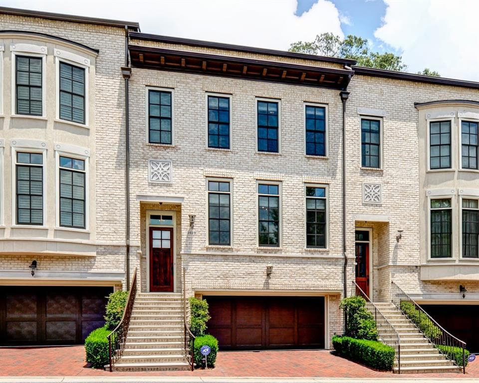 3 bedroom, 2,766 sq ft townhouse sold at 1029 E Paces Court, Atlanta, GA 30326