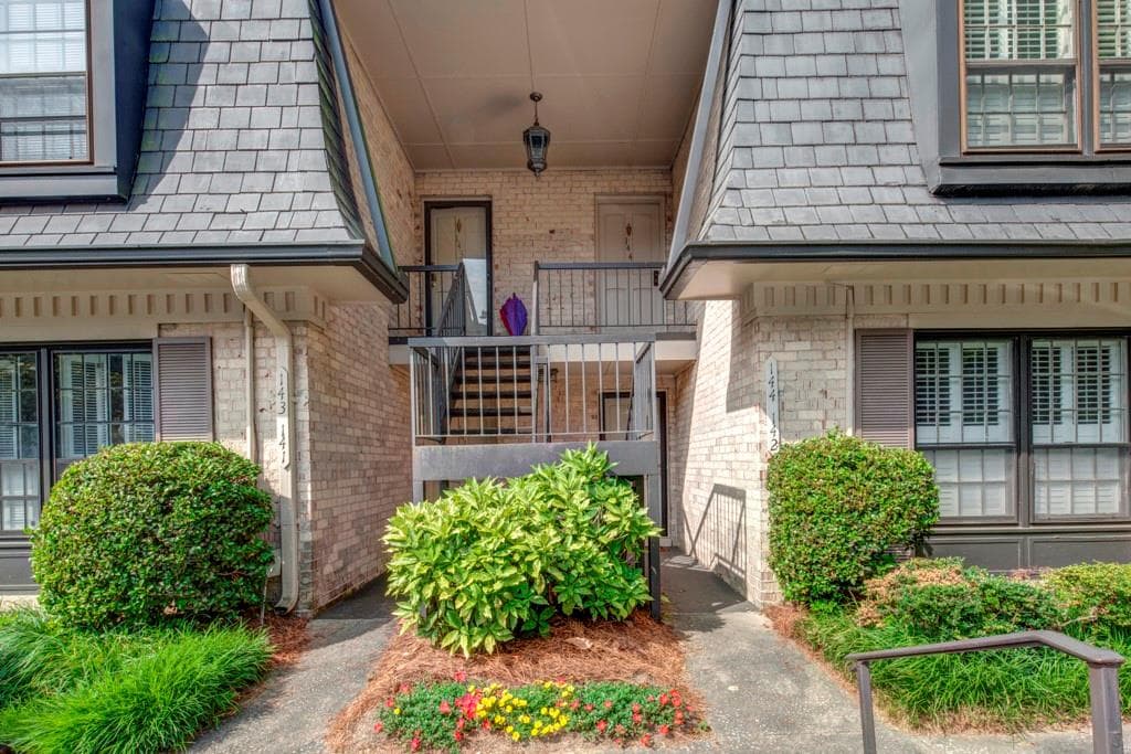 2 bedroom, 1,200 sq ft condominium sold at 142 Woodmere Square, Atlanta, GA 30327