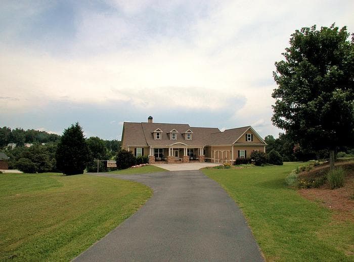 5 bedroom, 3,996 sq ft single family residence sold at 1173 DEE KENNEDY Road, Auburn, GA 30011