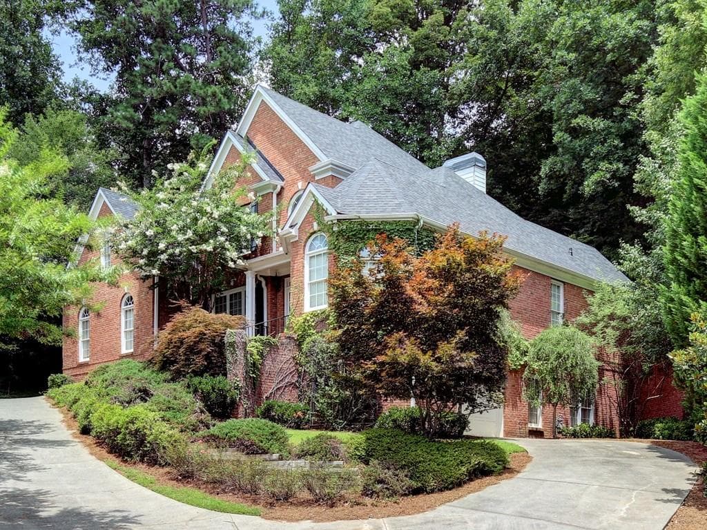 4 bedroom, 2,986 sq ft single family residence sold at 2095 Bluffton Way, Roswell, GA 30075