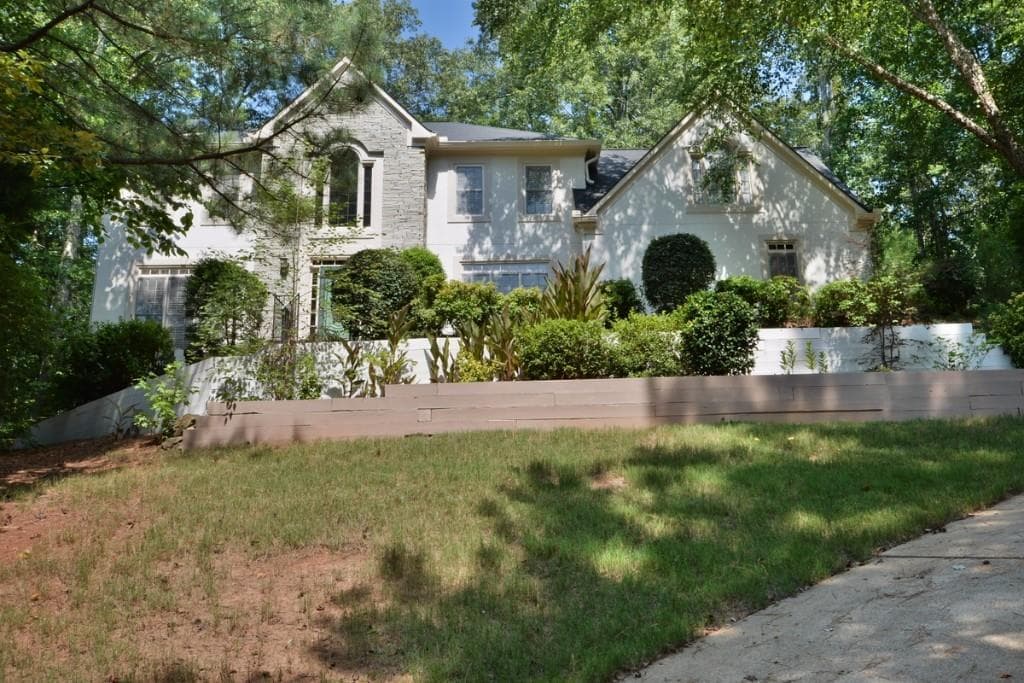 4 bedroom, 2,798 sq ft single family residence sold at 4040 Inverness Crossing, Roswell, GA 30075