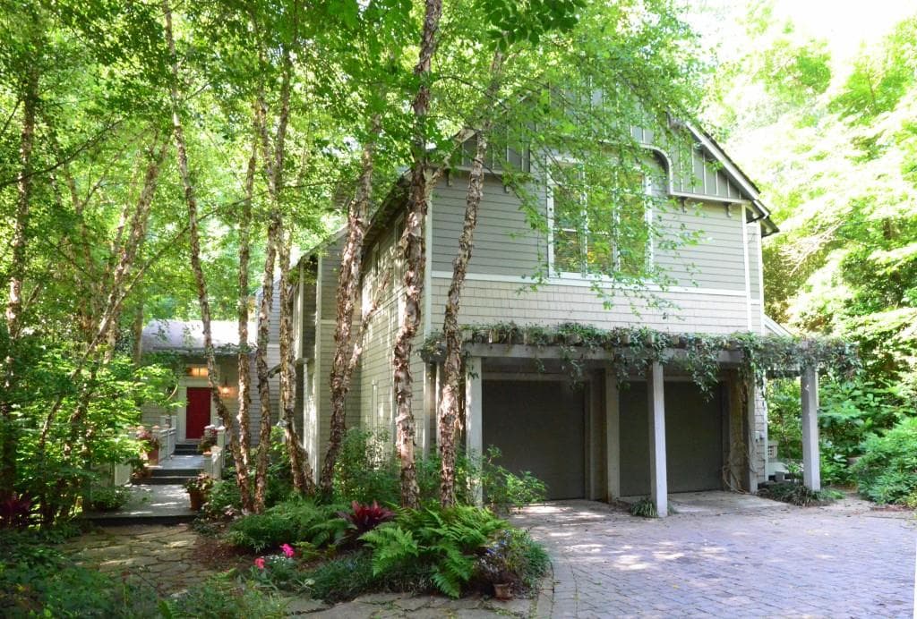 4 bedroom, 4,150 sq ft single family residence sold at 2811 Greenrock Trail, Atlanta, GA 30340