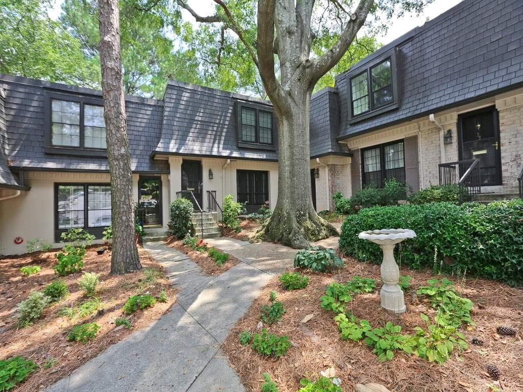 3 bedroom, 2,100 sq ft condominium sold at 33 LaRue Place, Atlanta, GA 30327