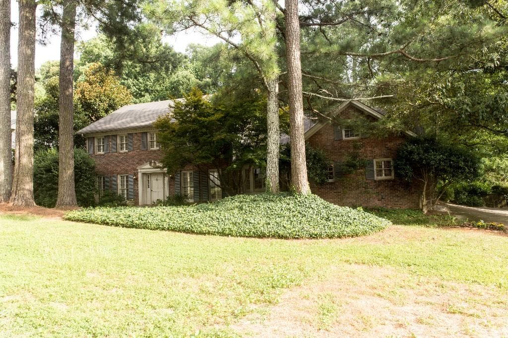 4 bedroom, 4,836 sq ft single family residence sold at 1185 Wynterhall Lane, Dunwoody, GA 30338