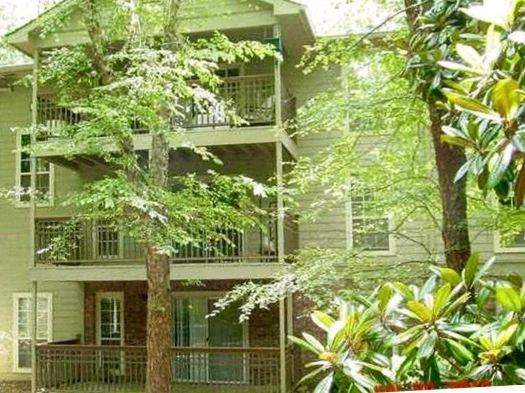 2 bedroom, 1,239 sq ft condominium sold at 2901 Lenox Road 610, Atlanta, GA 30324