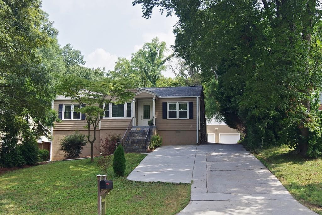 5 bedroom, 4,062 sq ft single family residence sold at 1072 Country Lane, Atlanta, GA 30324