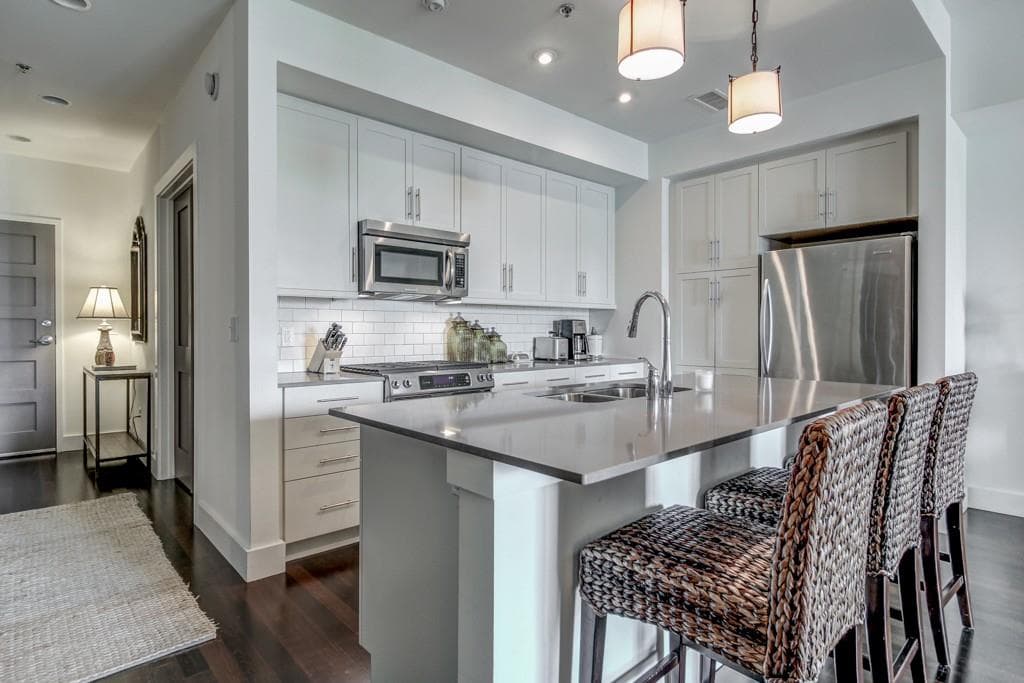2 bedroom, 1,245 sq ft condominium sold at 1100 Howell Mill Road 208, Atlanta, GA 30318