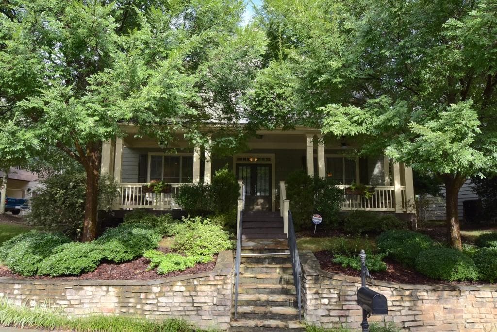 3 bedroom, 2,626 sq ft single family residence sold at 2180 Parkview Run, Atlanta, GA 30318