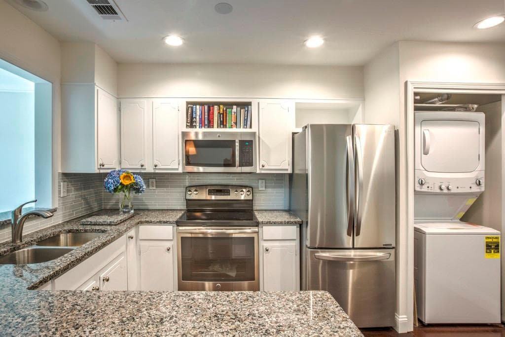 2 bedroom, 1,200 sq ft condominium sold at 138 Woodmere Square, Atlanta, GA 30327