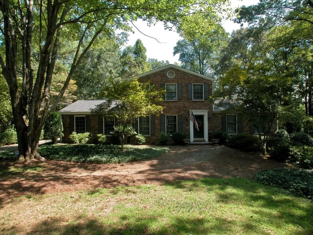 3 bedroom, 2,280 sq ft single family residence sold at 635 Wyncourtney Drive, Sandy Springs, GA 30328