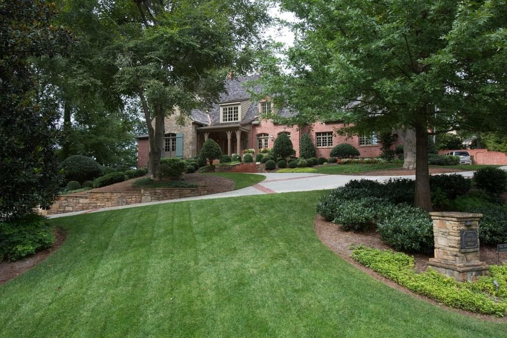 6 bedroom, 8,686 sq ft single family residence sold at 1015 Heards Ferry Road, Atlanta, GA 30328