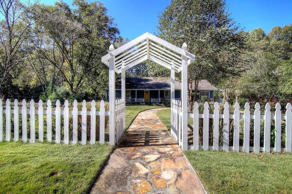 4 bedroom, 4,026 sq ft single family residence sold at 250 Dania Drive, Alpharetta, GA 30009