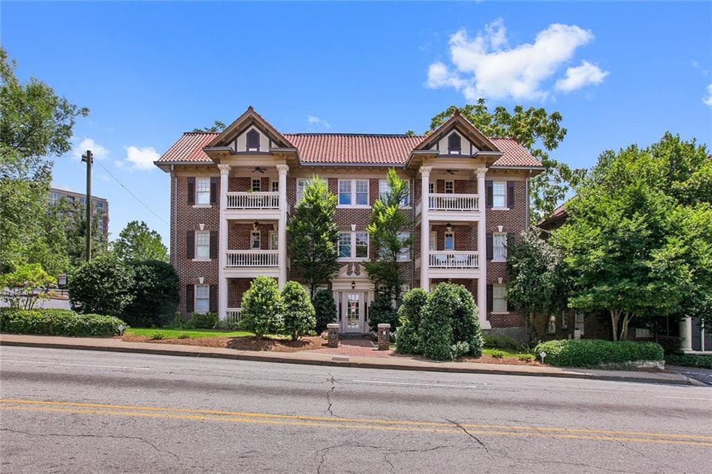 1 bedroom, 1,006 sq ft condominium sold at 2 Collier Road 3, Atlanta, GA 30309