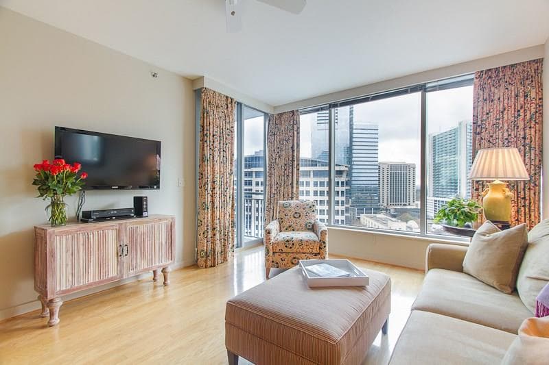 2 bedroom, 1,359 sq ft condominium sold at 3338 Peachtree Road 1708, Atlanta, GA 30326