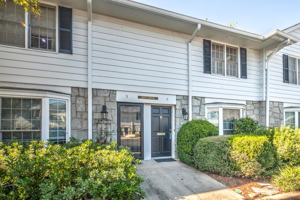 2 bedroom, 1,108 sq ft townhouse sold at 136 Peachtree Memorial Drive NC6, Atlanta, GA 30309