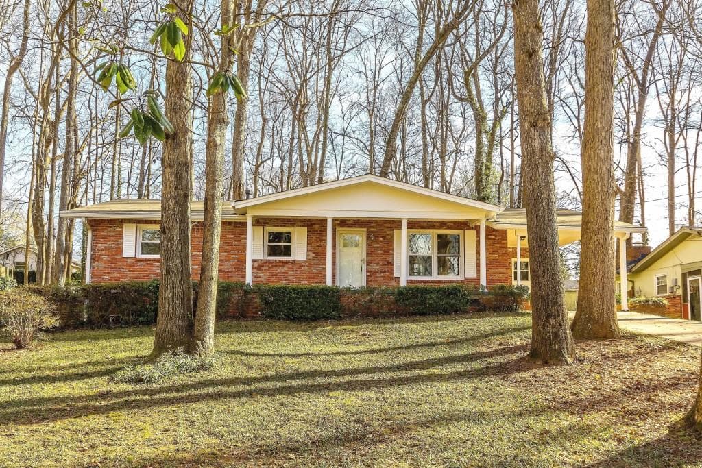 3 bedroom, 1,327 sq ft single family residence sold at 3611 Lake Drive, Smyrna, GA 30082