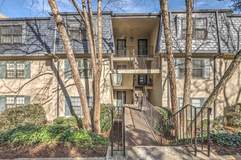 2 bedroom, 1,163 sq ft condominium sold at 121 Rosaire Place, Atlanta, GA 30327