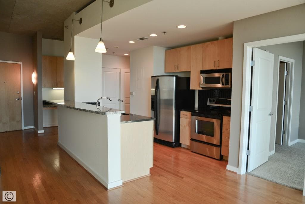 1 bedroom, 779 sq ft condominium sold at 250 PHARR Road 1215, Atlanta, GA 30305