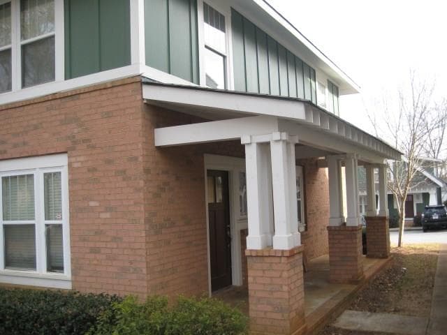 3 bedroom, 1,300 sq ft condominium sold at 490 Barnett Shoals 725, Athens, GA 30605