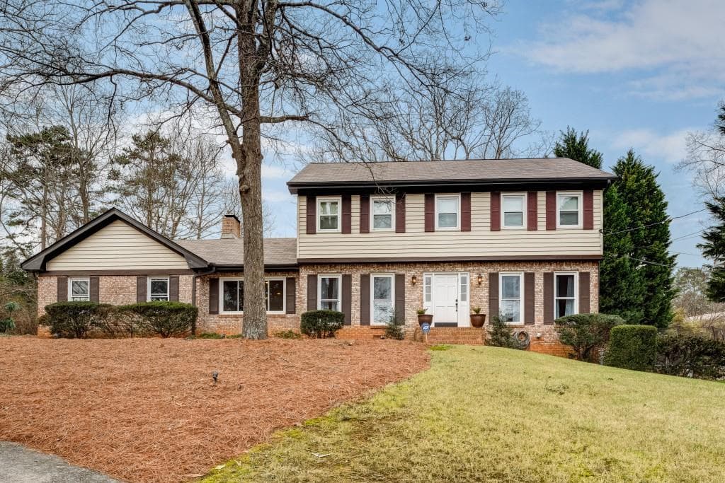 4 bedroom, 3,031 sq ft single family residence sold at 5180 Meadowlake Drive, Dunwoody, GA 30338