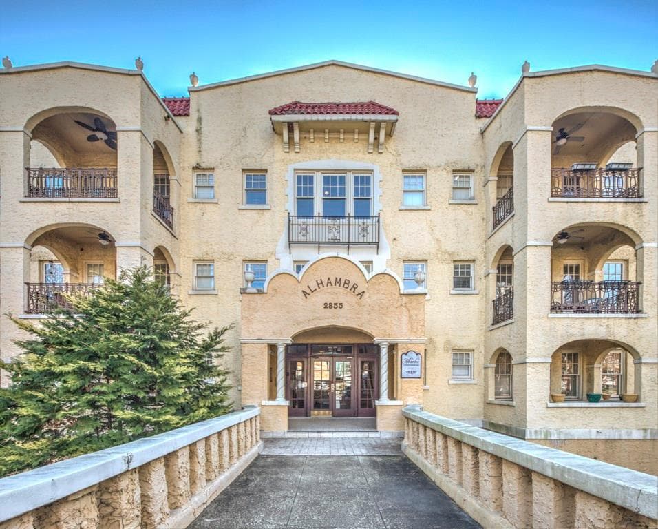 2 bedroom, 1,236 sq ft condominium sold at 2855 Peachtree Road 122, Atlanta, GA 30305