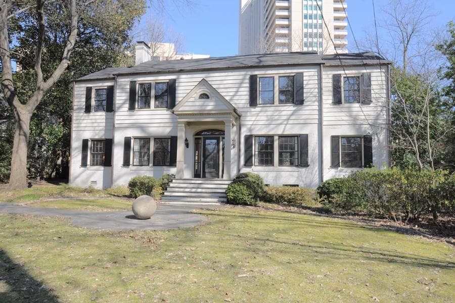 4 bedroom, 2,800 sq ft single family residence sold at 3663 Kingsboro Road, Atlanta, GA 30319