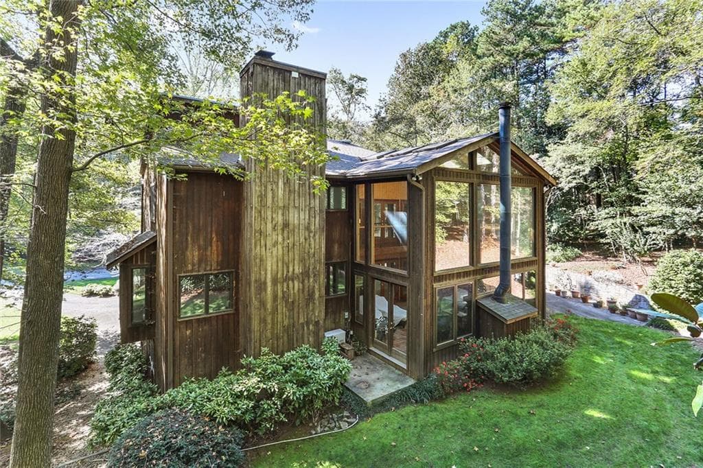 4 bedroom, 7,000 sq ft single family residence sold at 7915 Saddleridge Drive, Atlanta, GA 30350