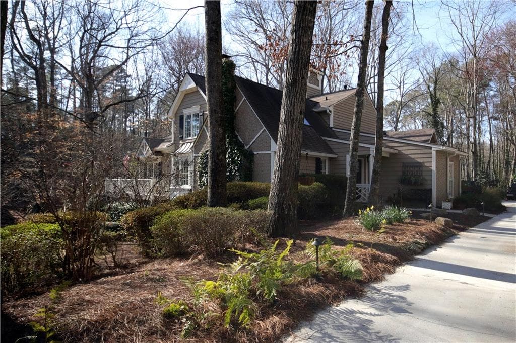 4 bedroom, 5,500 sq ft single family residence sold at 1605 Chevron Way, Atlanta, GA 30350