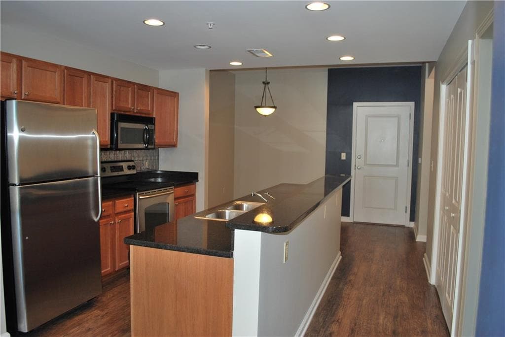 1 bedroom, 1,018 sq ft condominium sold at 3040 Peachtree Road 1415, Atlanta, GA 30305