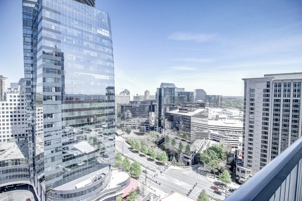 1 bedroom, 698 sq ft condominium sold at 3324 Peachtree Road 1915, Atlanta, GA 30326
