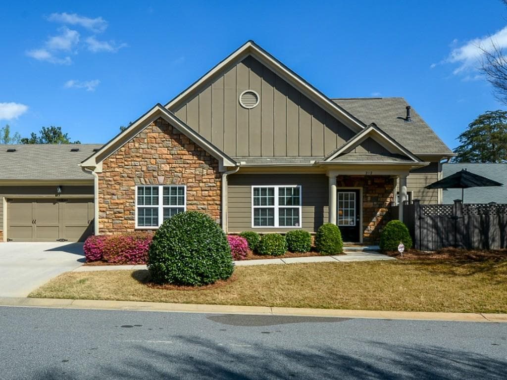 2 bedroom, 1,410 sq ft condominium sold at 212 Glens Loop 212, Woodstock, GA 30188