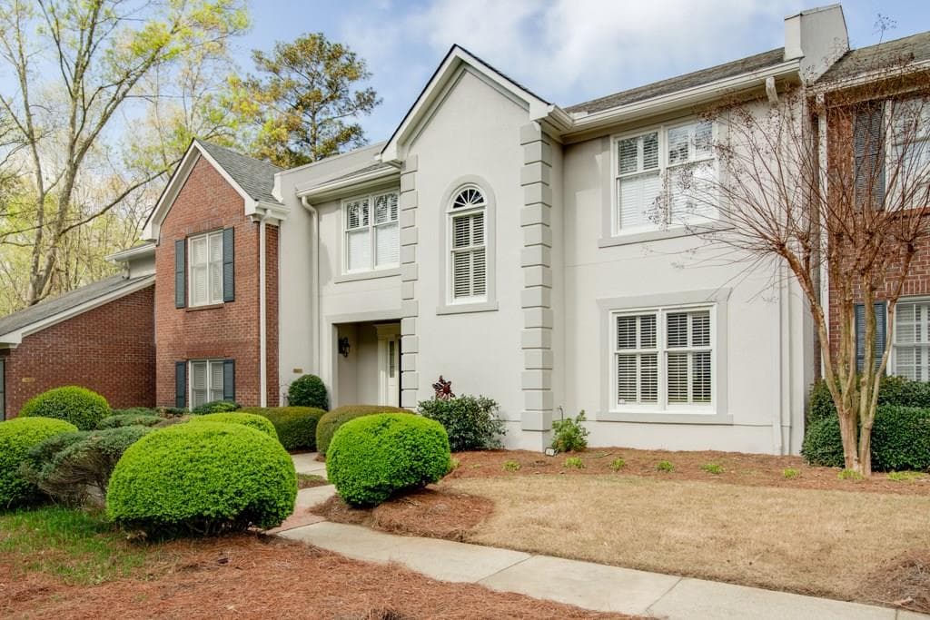 3 bedroom, 2,376 sq ft townhouse sold at 5652 River Oaks Place, Atlanta, GA 30327