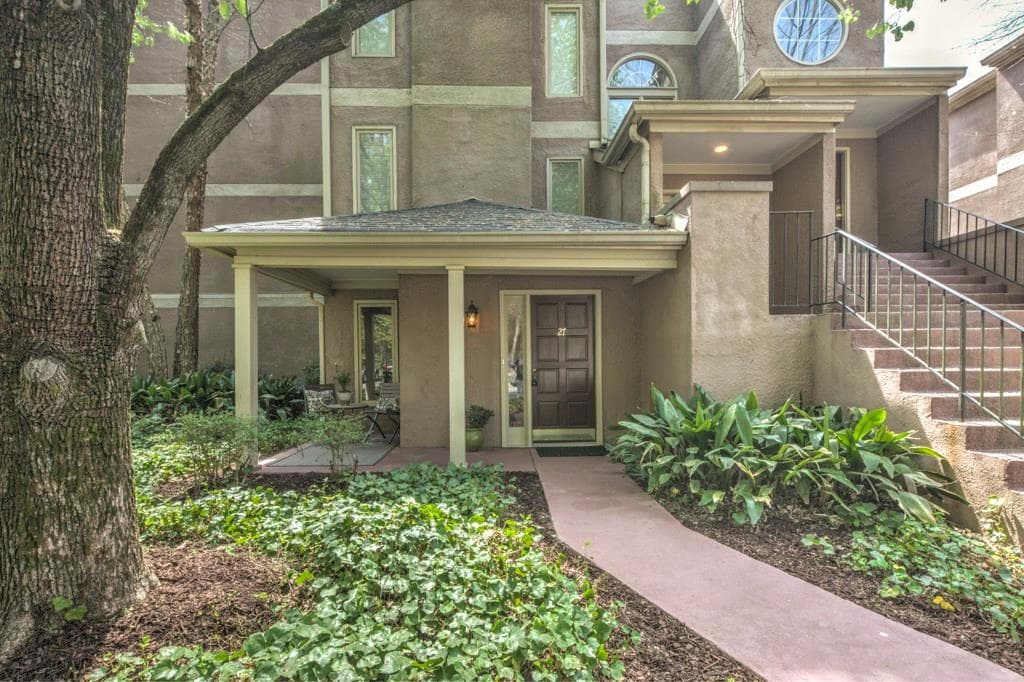 2 bedroom, 1,450 sq ft condominium sold at 27 Brittany Way 27L, Atlanta, GA 30324