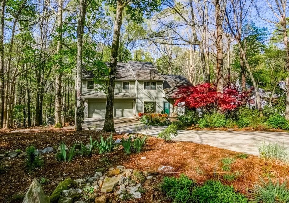 5 bedroom, 3,257 sq ft single family residence sold at 555 Woodman Place, Roswell, GA 30076