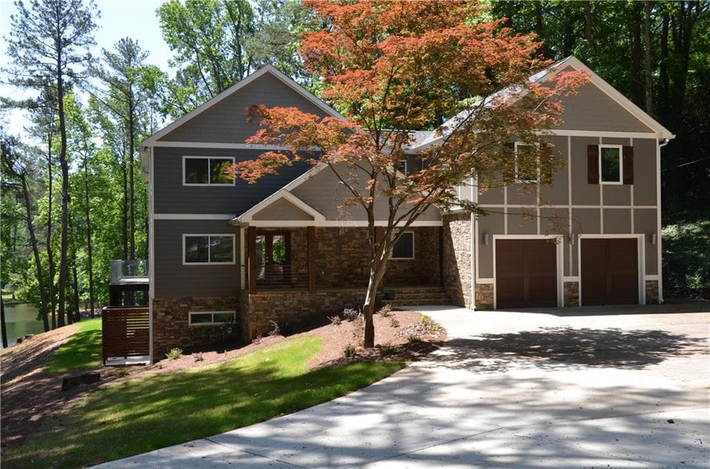 6 bedroom, 4,262 sq ft single family residence sold at 1601 Huntingdon Trail, Sandy Springs, GA 30350