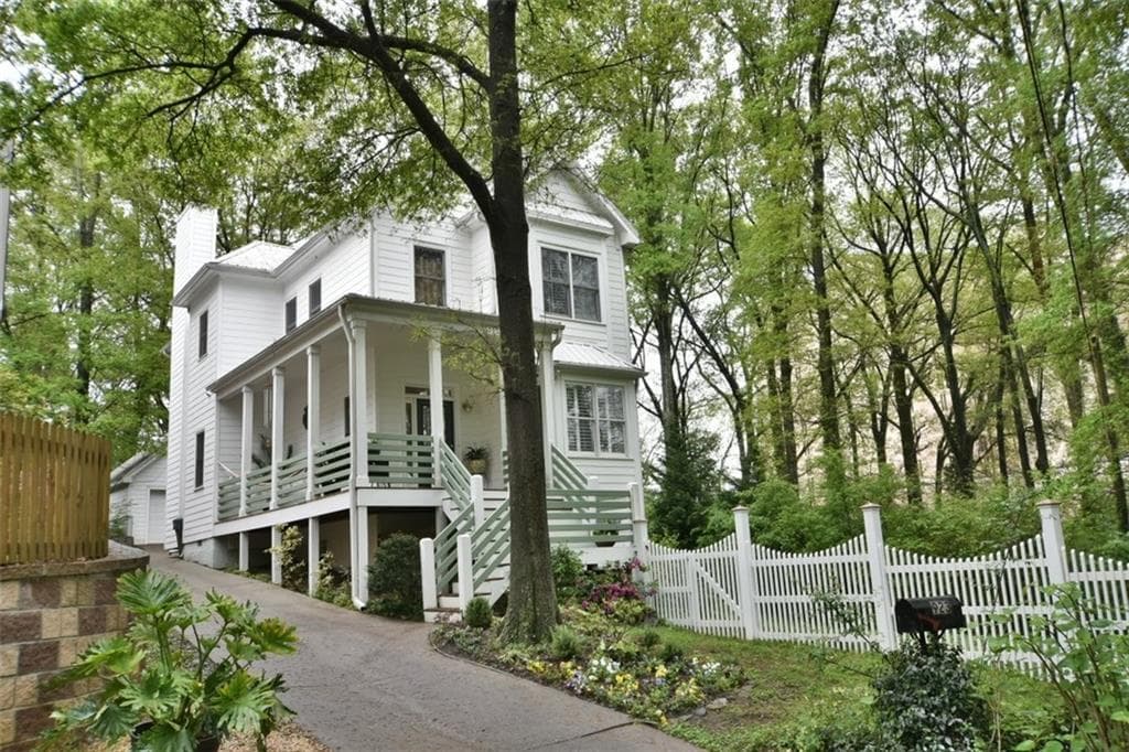 3 bedroom, 2,042 sq ft single family residence sold at 923 Longley Avenue, Atlanta, GA 30318