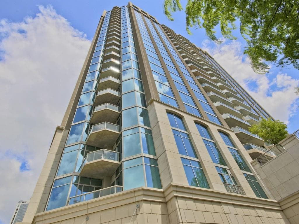 2 bedroom, 1,939 sq ft condominium sold at 2795 Peachtree Road 2004, Atlanta, GA 30305