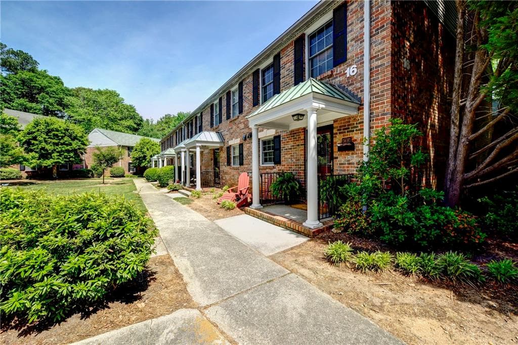 2 bedroom townhouse sold at 6700 Roswell Road 16F, Sandy Springs, GA 30328