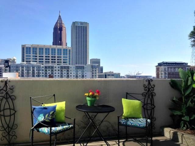 1 bedroom, 808 sq ft condominium sold at 860 Peachtree Street 712, Atlanta, GA 30308