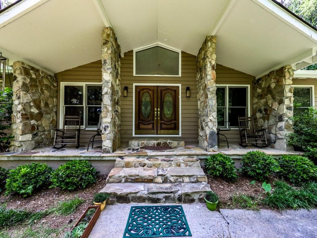 3 bedroom, 2,800 sq ft single family residence sold at 505 Periwinkle Drive, Roswell, GA 30075