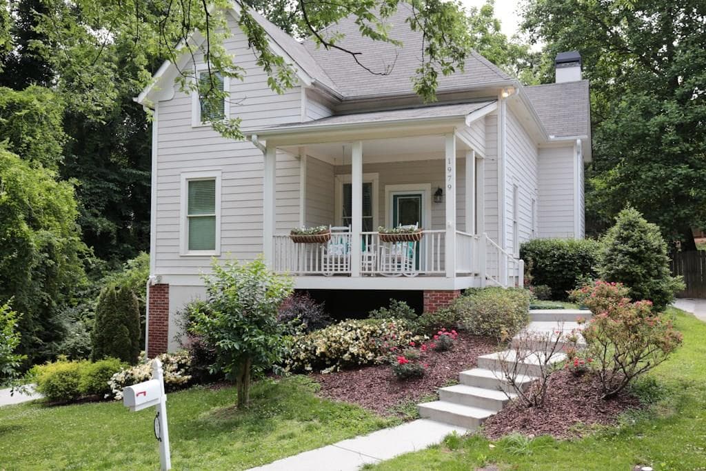 5 bedroom, 2,851 sq ft single family residence sold at 1979 Spad Avenue, Atlanta, GA 30318